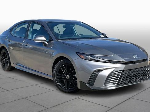 Used 2025 Toyota Camry SE image 3