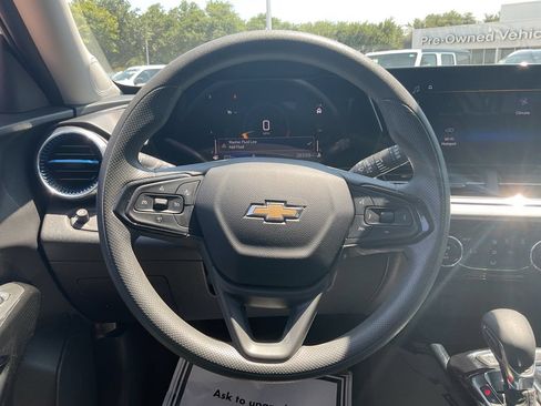 Used 2025 Chevrolet Trax LT FWD image 26