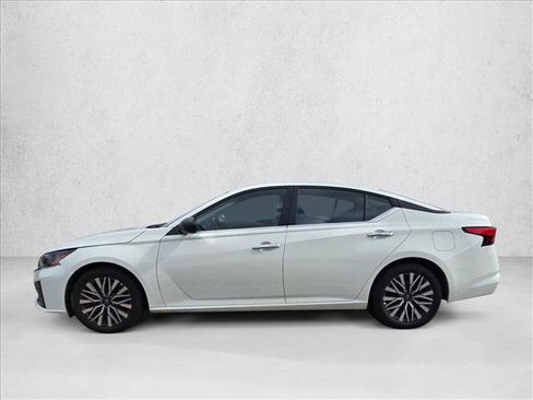 Used 2025 Nissan Altima 2.5 SV FWD image 9