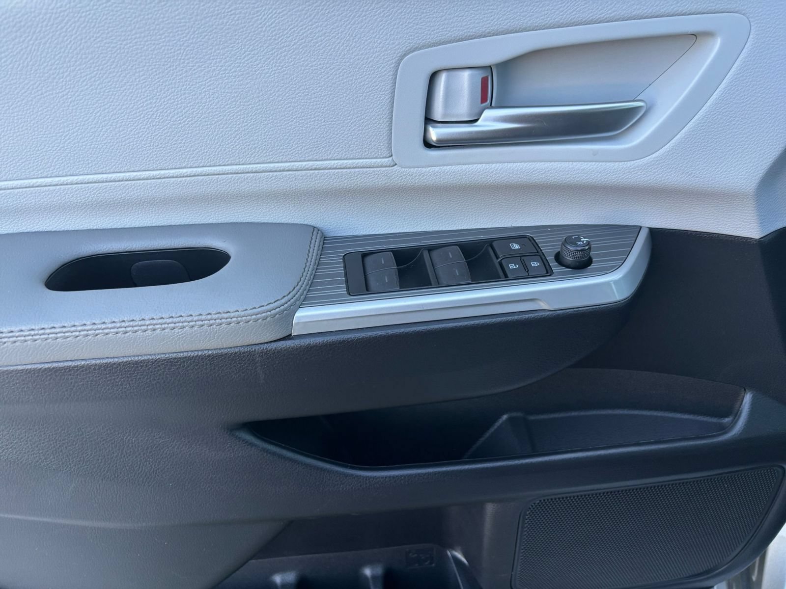 Used 2025 Toyota Sienna XLE FWD image 18