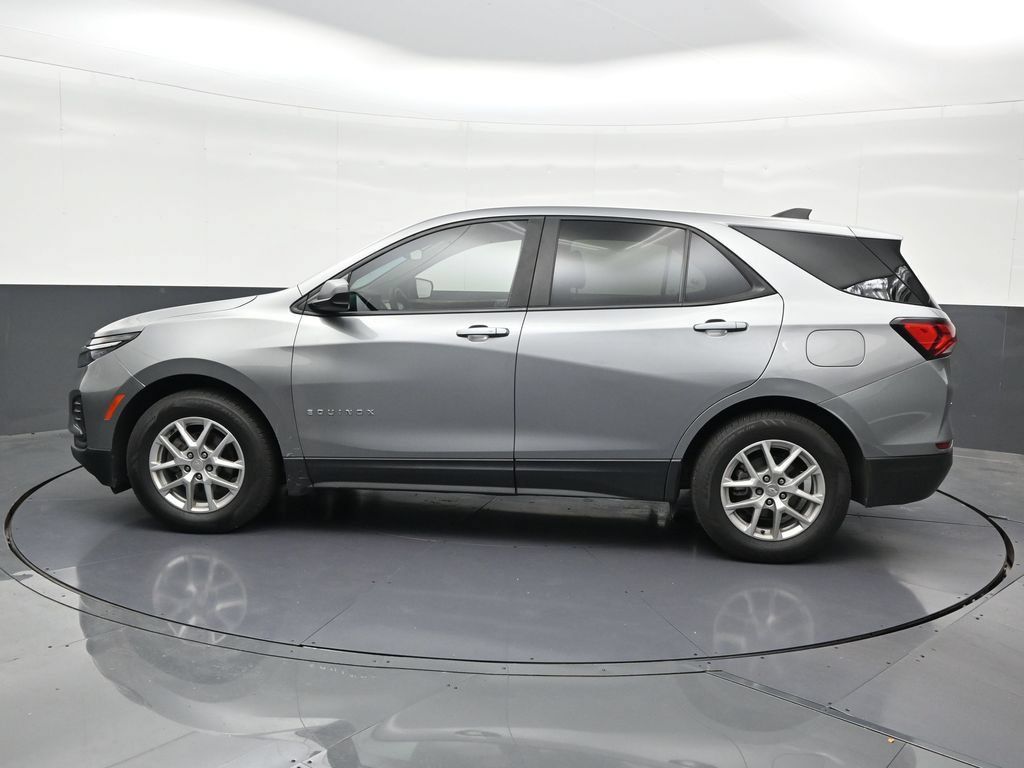 Used 2023 Chevrolet Equinox LS w/ LS Convenience Package FWD image 2
