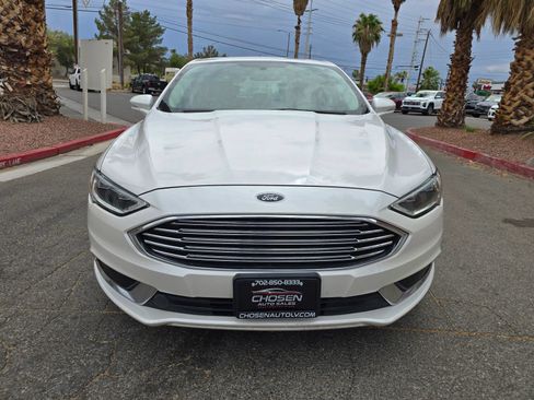 Used 2018 Ford Fusion SE w/ Fusion SE Technology Package FWD image 2