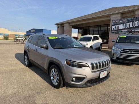 Used 2019 Jeep Cherokee Latitude w/ Popular Appearance Group FWD image 2