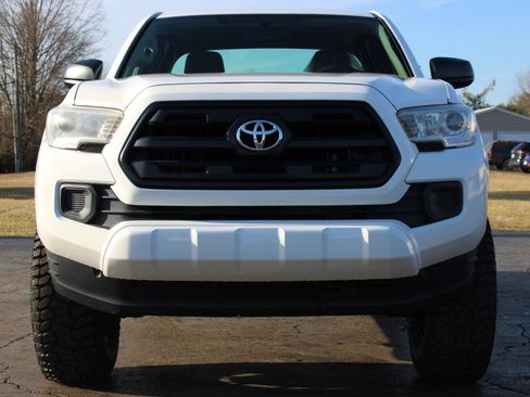 Used 2016 Toyota Tacoma SR image 2