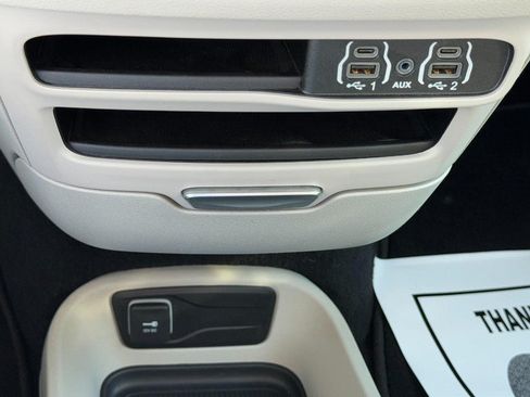 Used 2024 Chrysler Pacifica Touring-L FWD image 26