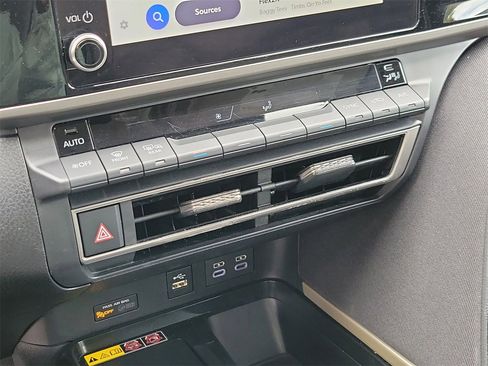 Used 2025 Toyota Camry LE image 27