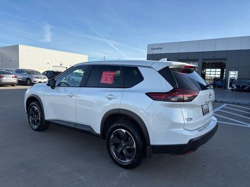 Certified 2025 Nissan Rogue SV image 4