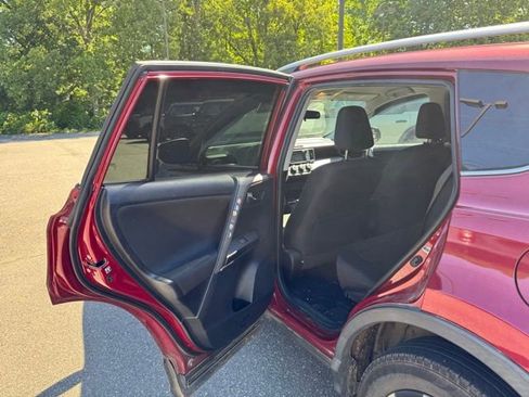 Used 2018 Toyota RAV4 LE FWD image 11