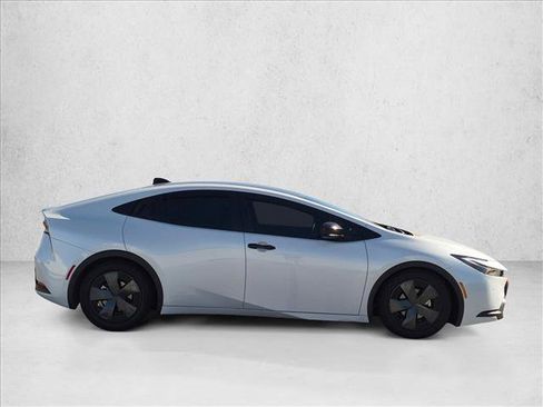 Used 2025 Toyota Prius LE FWD image 4