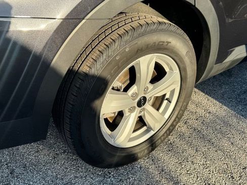 Certified 2025 Kia Sorento LX image 4