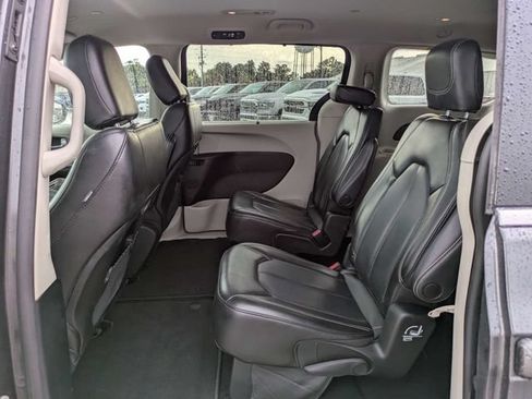 Used 2023 Chrysler Pacifica Touring-L FWD image 15