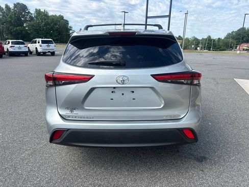Used 2020 Toyota Highlander XLE AWD/4WD image 7