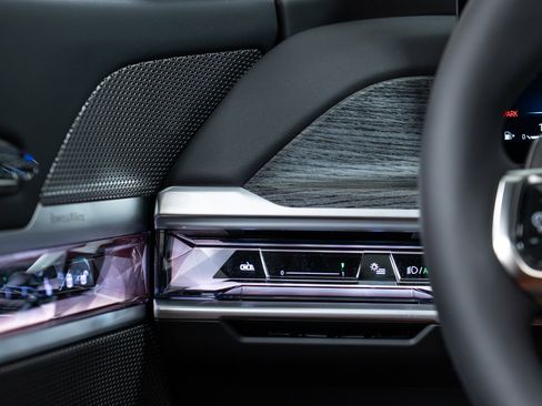 Used 2025 BMW 760i xDrive w/ Executive Package image 19