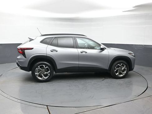 Used 2025 Chevrolet Trax LT FWD image 7