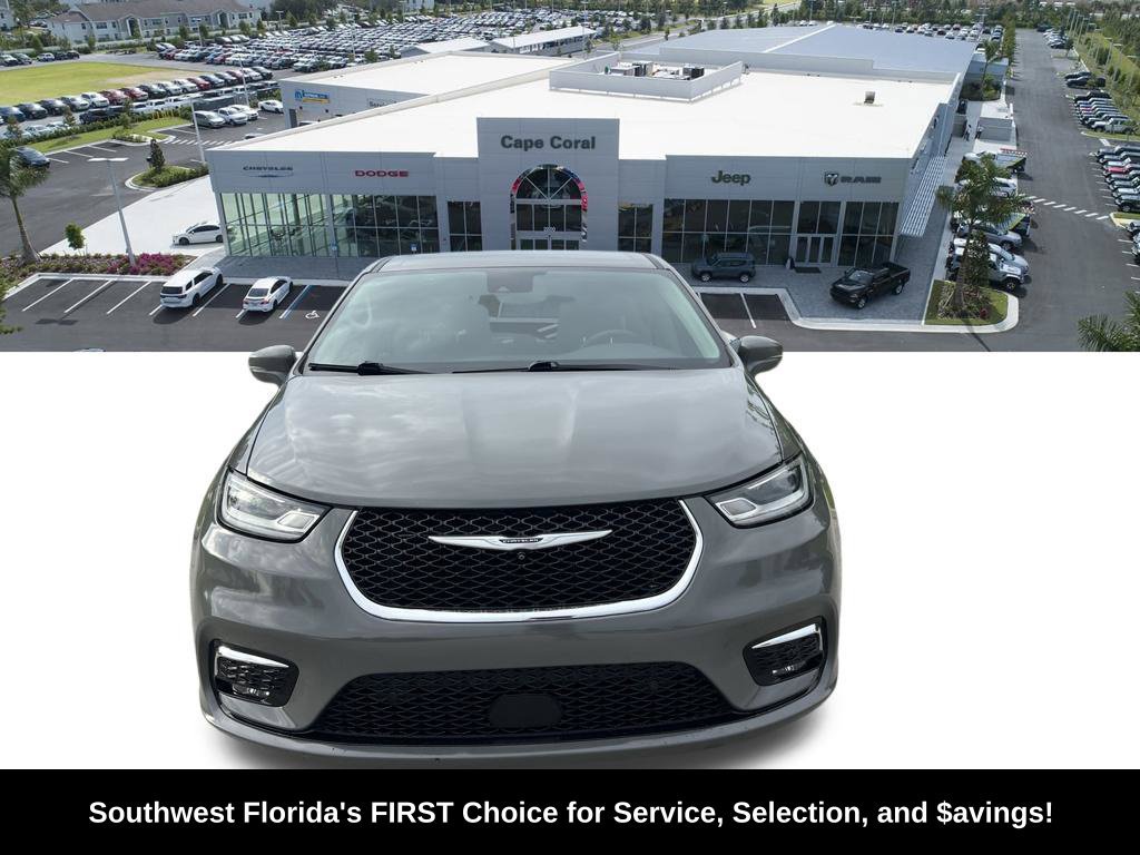 Used 2022 Chrysler Pacifica Touring-L w/ Uconnect Theater Family Group FWD image 2