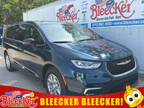 Used 2025 Chrysler Pacifica Select FWD image 1