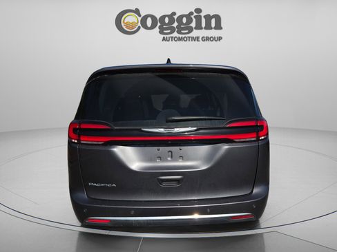 Used 2023 Chrysler Pacifica Touring-L FWD image 4
