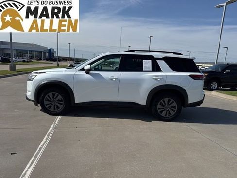 Used 2025 Nissan Pathfinder SV FWD image 3