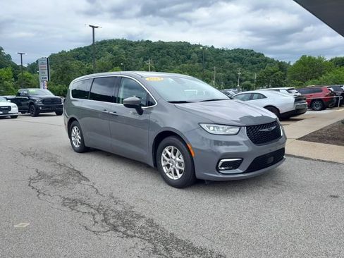 Used 2023 Chrysler Pacifica Touring-L FWD image 2