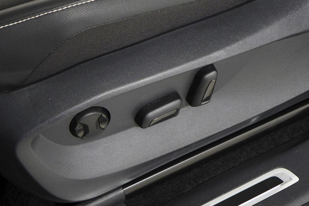 Used 2024 Volkswagen Tiguan SE R-Line FWD image 22