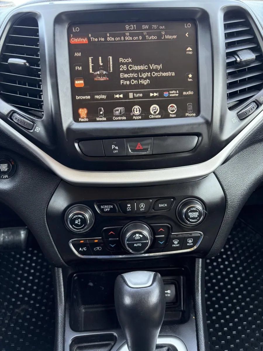 Used 2018 Jeep Cherokee Limited FWD image 21