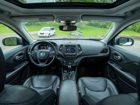 Used 2020 Jeep Cherokee Trailhawk AWD/4WD image 12