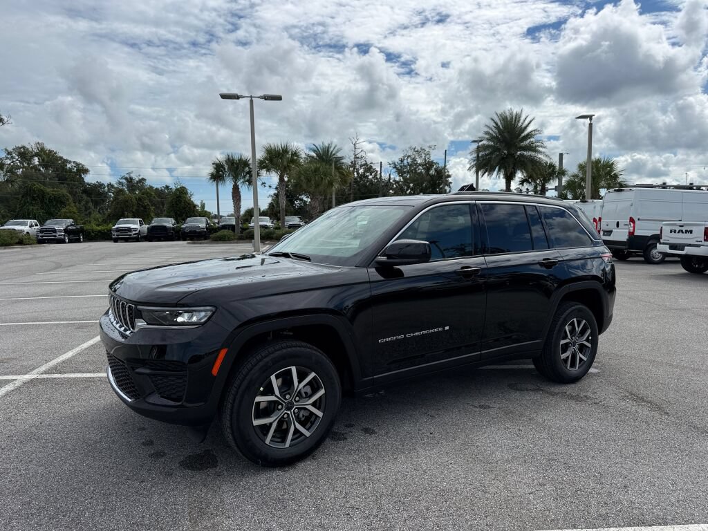 New 2027 Jeep Grand Cherokee Laredo AWD/4WD image 7