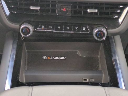 Used 2025 Chevrolet Suburban Z71 AWD/4WD image 22