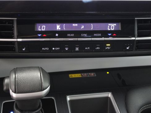 Used 2025 Toyota Sienna XLE FWD image 20