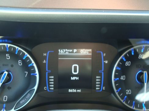 Used 2024 Chrysler Voyager LX FWD image 9