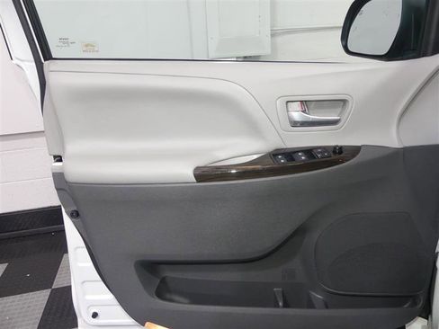 Used 2017 Toyota Sienna XLE image 18