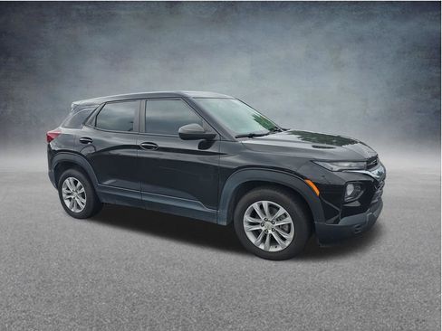 Used 2021 Chevrolet TrailBlazer LS FWD image 2