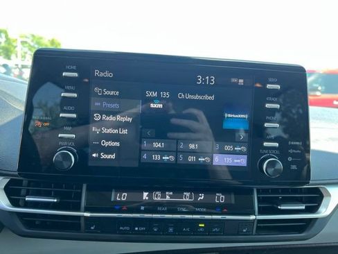 Used 2022 Toyota Sienna XLE w/ XLE Plus Package FWD image 17