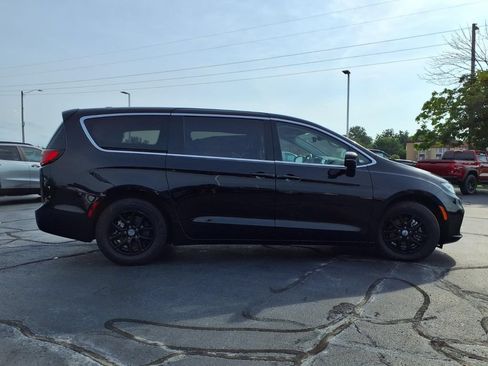 Used 2024 Chrysler Pacifica Touring-L FWD image 32