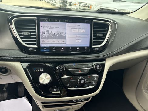 Used 2023 Chrysler Pacifica Touring-L image 13