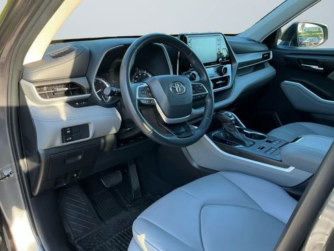 Used 2022 Toyota Highlander XLE AWD/4WD image 11