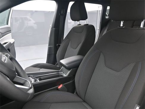 Used 2025 Jeep Compass Sport w/ Mopar Graphics Package image 24