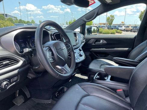 Used 2025 Chrysler Pacifica Select AWD/4WD image 10