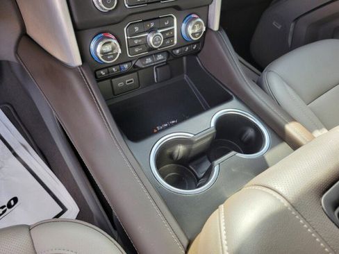 Used 2024 GMC Yukon SLT w/ SLT Luxury Package image 18