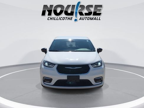 Used 2024 Chrysler Pacifica Touring-L FWD image 3