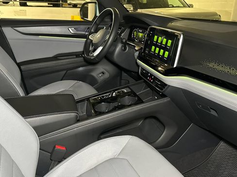 Used 2024 Volkswagen Atlas Cross Sport SEL R-Line AWD/4WD image 10