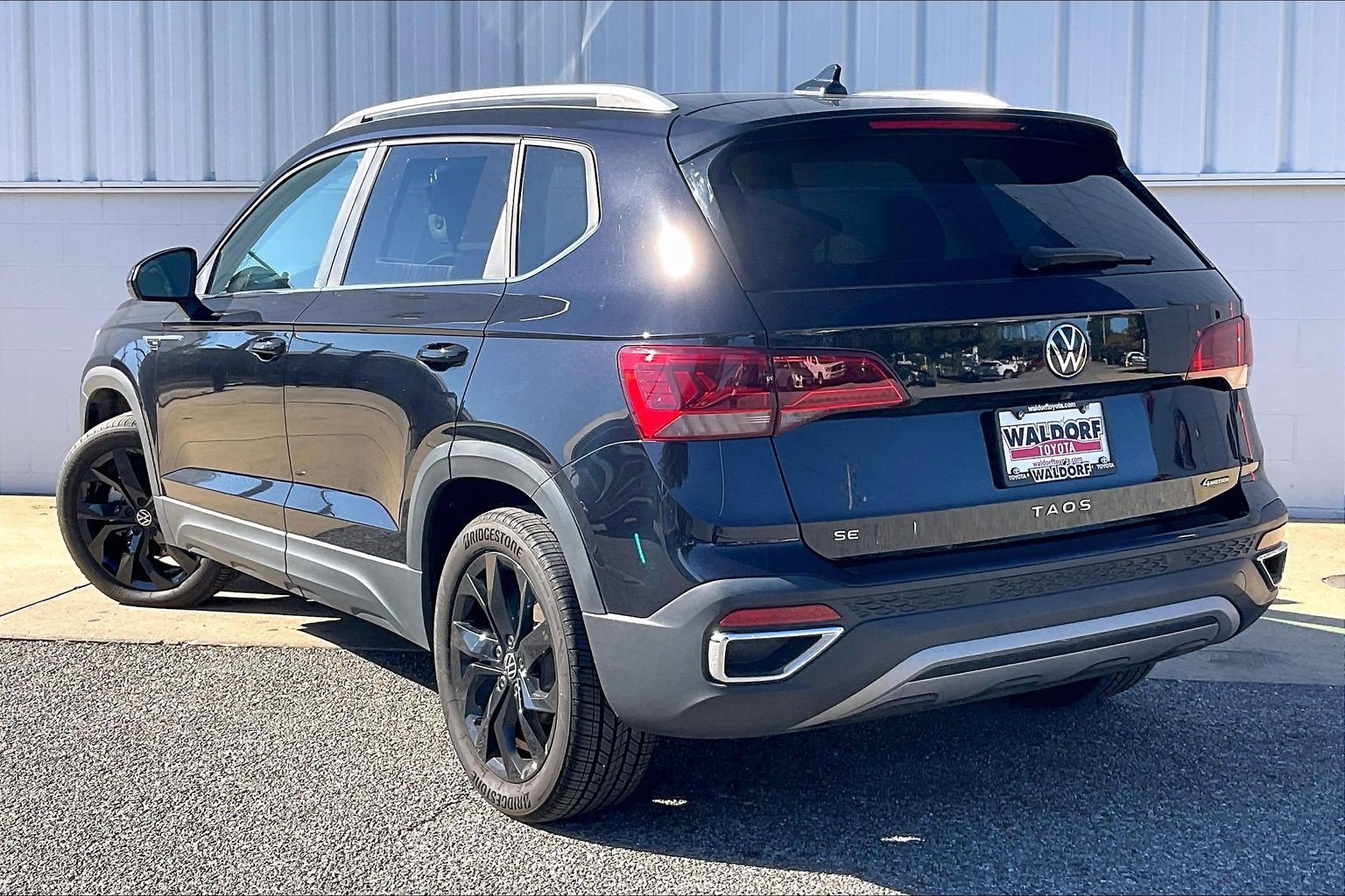 Used 2023 Volkswagen Taos SE w/ Panoramic Sunroof Package AWD/4WD image 15