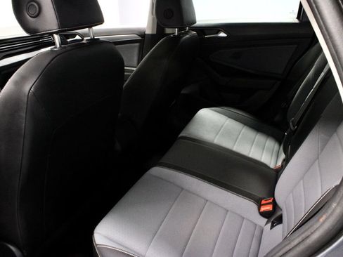 Used 2025 Volkswagen Jetta SE FWD image 20