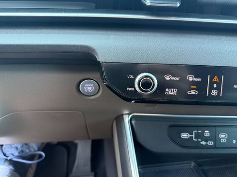 Used 2025 Kia Carnival EX FWD image 35