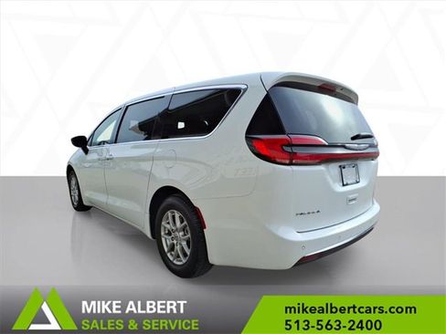 Used 2024 Chrysler Pacifica Touring-L image 5