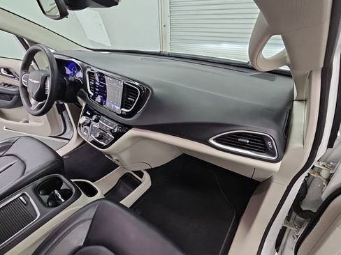 Used 2023 Chrysler Pacifica Touring-L FWD image 37