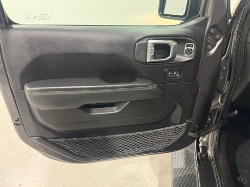 Used 2019 Jeep Wrangler Unlimited Sahara w/ Uconnect 4C Nav & Sound Group AWD/4WD image 18