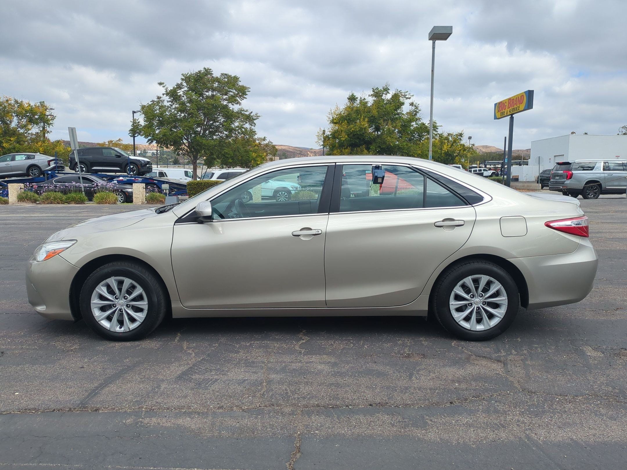 Used 2015 Toyota Camry LE FWD image 9