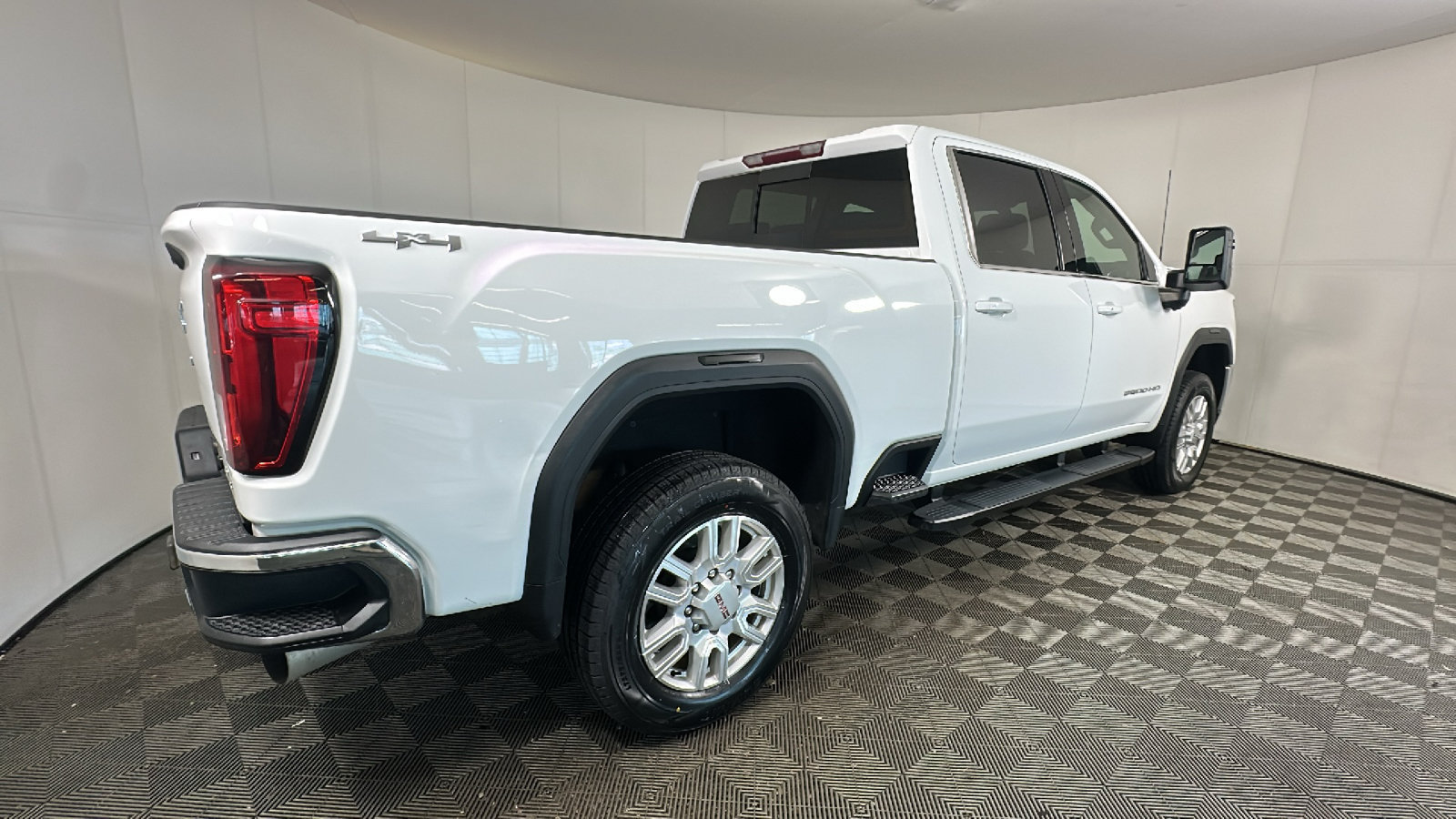 Used 2021 GMC Sierra 2500 SLE w/ SLE Value Package; AWD/4WD image 3