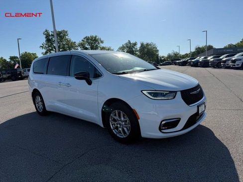 Used 2024 Chrysler Pacifica Touring-L FWD image 9